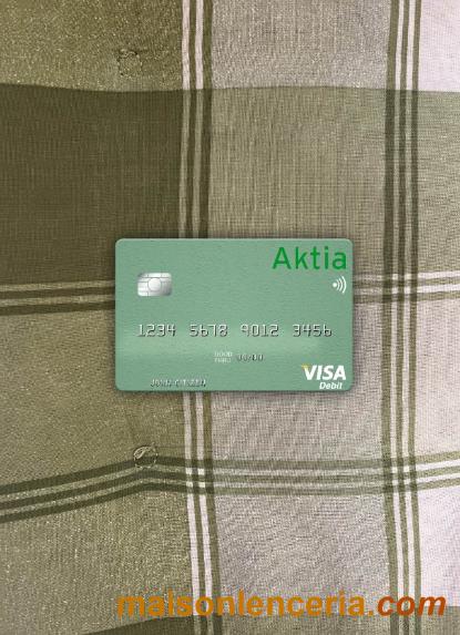 Escaneo PSD de fotolook de tarjeta de débito visa de Finlandia Aktia Savings Bank + instantánea de fotos